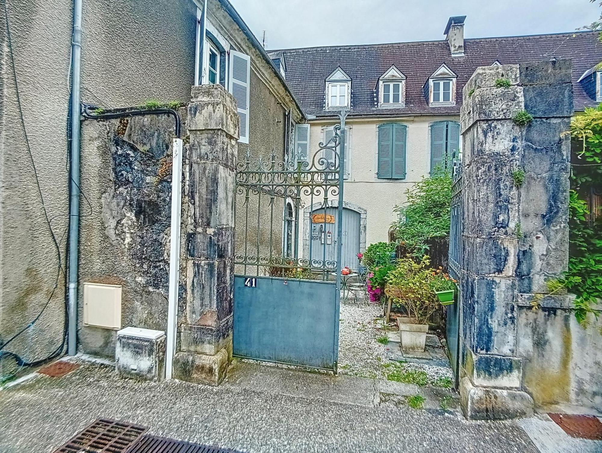 Les Glycines Oloron Hotell Exteriör bild